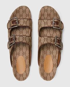 2021 Frauen mehrfarbige Flat -Hausschuhe Sandalen mit 2 Trägern Lady Fashion Metall Schnalle Beach Slides Men039s Schnürfalle für SUM1043513