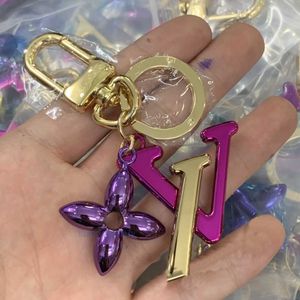 Keychains colhedas FLORES TRICOLOR Designers Keychains Pingente v Letters Keychain Top Car Chain Buckle Jewelry Bacs Tecking Decoração