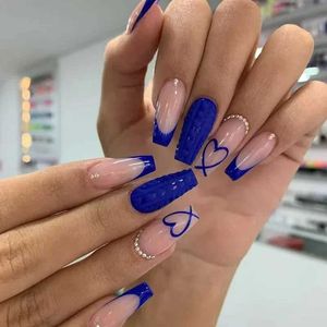 Falsche Nägel 24pcs Einfache blaue französische falsche Nägel mit Diamond Liebesmuster Design False Nails Drücken Sie mit mittlerer Länge Ballett Full Cover Nagel Tipps T240507