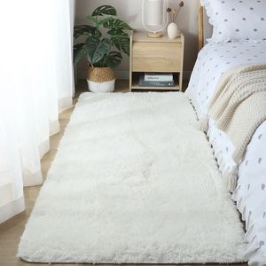 O quarto de tapete de cama de pelúcia é coberto com um tapete de seda vermelho simples de rede