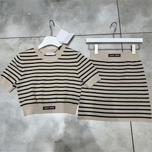 Beskuren stickad jumper toppkjol set lyx eleganta randiga kvinnor toppar kläddräkt designer casual dagstank hoppare kjolar set