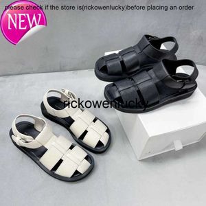 Design pequeno The Row Leather Hollow Baotou Roman Shoes Primavera e verão New Fuckle Sandals Flor Flat para mulheres