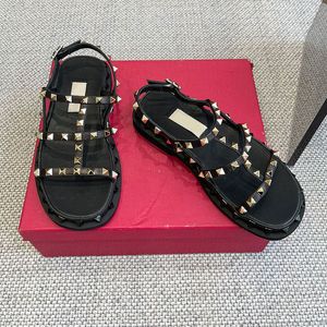 デザイナーサンダル女性フラットプラットフォームサンダル新しいケージスクエアスライドハードウェアカジュアルオープントゥサマービーチパーティードレスサンデール本革最高品質の靴