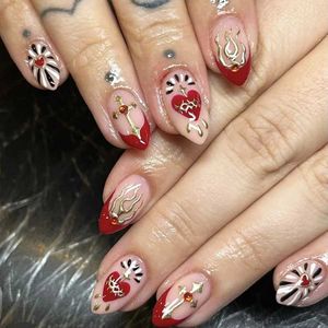 Ложные ногти 24pcs Baroque Heart Fake Nails Red French Almond Press на ногтях Полное покрытие.