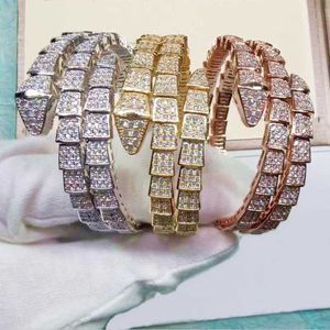 Bangle Designer Style Womens inlaid Czech Zircon Gold-Plated Snake Shaped Elastic Three Loop Wide Armband Q240506