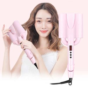 Curling Irons Curler Large Fala Curling Iron Ceramic Deep Roller 26/32 mm Wyświetlacz LED Screen Automatyczne 3-lufowe narzędzie fryzury Q240506