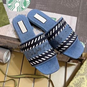 Hellblau Denim Slipper Flat Mules Luxury Slides Schuhe Damensrutschen Sandalenschuppen Designer Sandalen Strandschuhe bestickt gestreift.