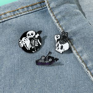 Halloween Horror Scary Dark Tarot Charaktere Emaille Pin niedliche Anime -Filme Spiele Harte Emaille Pins Sammeln Sie Metal Cartoon Brosche Rucksack Hat Bag Collar Revers Badges