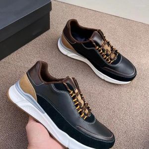 Scarpe casual 2024 Cool in pelle fresca per uomini alla moda maschio di alta qualità da camminata uomo allacciato sport