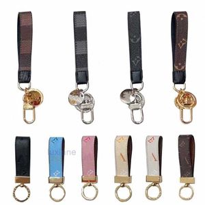 Nyckelringar Lanyards Designer Keychain Key Chain Wallet Bag Charm Luxury Car Leather Men Brown Leather Dragonne Multicolor Keychains Hang Card Holder Zin