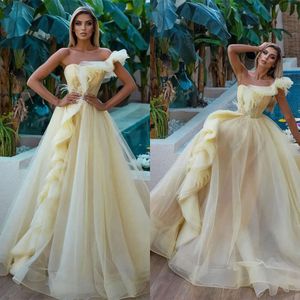 Vestidos ombro um casamento com bola de casamento sem mangas candidatos glamourosos tule em camadas em camadas de designer sem nas costas