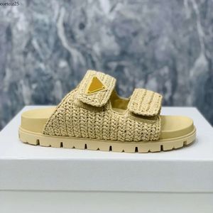 Flat Platform Slide Pantoffeln geflochtene Raffia -Komfort Sandalen mit Signature Dreieck Open Toes Schuhe Luxusdesigner für Frauen Holiday Sandal Factory Schuhe