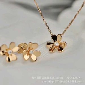 Hot V Van High Version Clover Necklace with Female Petals Lucky Grass 18k Rose Gold Lock Bone Chain Sales