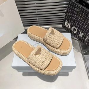 Luxury virkningsplattform tofflor sandaler designer bilder för kvinnor naturliga halm kvinnor scuffs skor avslappnad sommarstrand slide platt mode sandal storlek 35-41 2734