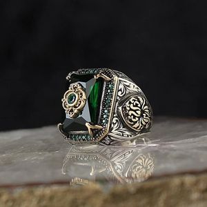 Retro Handgjorda turkiska Signet -ring för män vintage Silverfärg Carving Mönster Inlay Green Zircon Party Punk Motor Biker Ring 240507