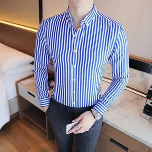 メンズドレスシャツ新しいストライプシャツメンズ長いスリムフィットビジネスカジュアルシャツ青年クールなシャツトレンドフォーマルドレスシャツD240507