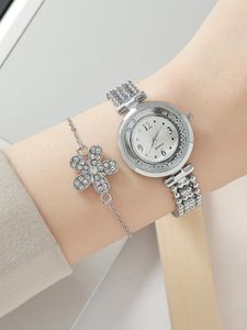 Armbanduhren Eine silberne stilvolle Dame mit Strass -Quarz -Armband Uhr und Pflaumenzubehör.Kann im täglichen Leben verwendet werden