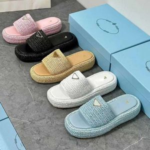 2024 Neues Dreieck Strohgeflügel Slipper Sandale Plattform Raffias Slipper Designer Womans Mens Sommer Flat Absatz Freiläufe Flip Flops im Freien Pool Sliders Strand