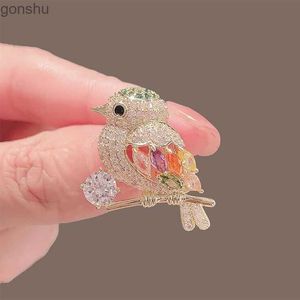 Broches de pinos requintados baú de ave de diamante adequados para mulheres Shiny Zircon Magpie Animal Pins Citches