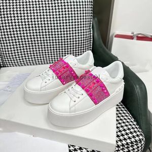 Scarpe da ginnastica designer sneaker per donne che gestiscono allenatori per esterni per esterni scarpe piattaforma di alta qualità in pelle di pelle di vitello 5.7 03