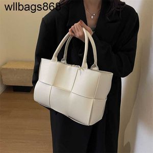 Borsetto textured tote boag venetabottegs con grande capacità per l'autunno e l'inverno che trasportano ascelle a spalla singola versatili di fascia alta