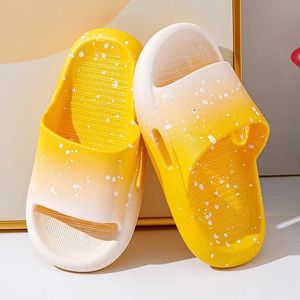 Slipper Summer Choots обувь градиент цветовые тапочки мальчик девочка Сандалии тапочки для душа в помещении против скольжения детские пляжные сандалии.