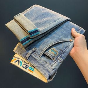 Roupas de moda jeans fino de verão para 2024 Novo pesado da indústria bordada calças masculinas casuais ligeiramente soltas e emagrecedas de calças harlan jeans
