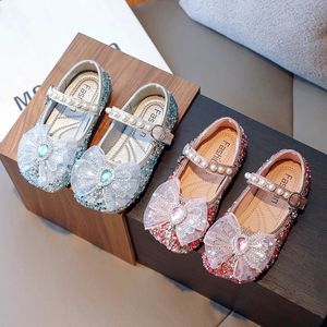 Luxury Girls Princess Shoes Pink Blue Diamante Flower Children Flat Shoes Party Beautiful 23-35 Mjuk flexibel Kids Autumn Shoe 240506