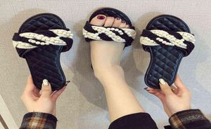 نسخة كورية جديدة مع كلمة واحدة مفتوحة اصبع القدمين نساء نساء 039s الصيفية Flate Bottom Loved Pearl Sandals1040222