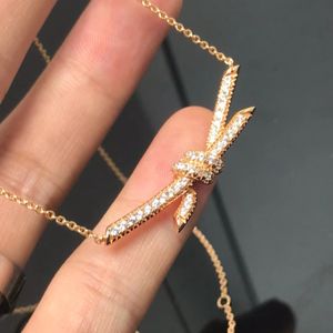 Luxus -Designer -Halskette für Frau Klassische 18K Gold plattiert Knoten Halskette Europa Amerika Fashion Knot Diamant Schmuck Halskette Hochzeitsfeier Valentinstag Geschenke