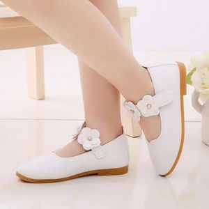 Summer Girls Princess Leather Shoes for Children Dress Scarpe Sandali Flowers Fashion White Wedding Kids School Scarpe Flat 240507