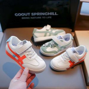 Sneakers Childrens Skórzowe buty sportowe 2024 Spring Nowe dziewczyny niskie top rzepowe deskę koreańską wersję chłopców swobodny H240507