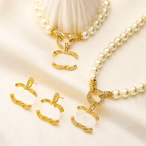 18K Gold plattierte Designer -Halskette Armbänder Ohrringe Schmuck Set Retro Gold Romantische Monogramm Schwarz Rot weiß Kristall Strass Fashion Familie Paar Geschenkwangel.