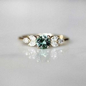 Ringas de banda Classic Gold Womens Ring Gorgeous Metal Green Inclaid com Stones Floral Engagement and Wedding Ring J240506