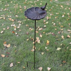 Baths European Vintage Home Garden Decor Cast Iron Bird On Seashell Shaped Bird Feeder with Long Plug Heavy Sturdy Metal Birdbath