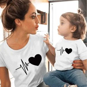 Familienübergreifende Outfits 1pc Elektrokardiogramm bedruckte Familie passende Kleidung T -Shirt Model und Tochter Kleidung Mama und ich Familie Look T -Shirt D240507