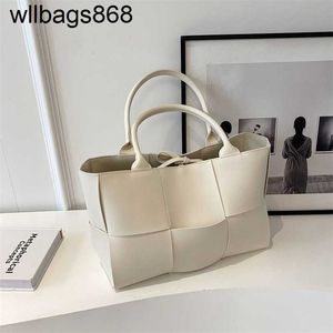 Bag Venetabottegs Womens Handbag Arco Big 2024 Texture Axel Large Capacity Handwoven Tote Handheld