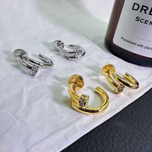 Modisches Design mit gekrümmten Nagelstil Ohrringen funkelnde Diamantnagelohrringe weibliche einzigartige Design hoher Sinn neuer Frühling/Sommer mit Karren Originalohrring