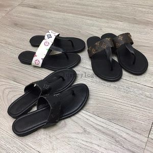 Designer glider kvinnors thong Sandal Flip Flop Fashion Slipper Letters Mönster Stripes Rubber Bottom Buckle Old Flower Summer Beach Casual Shoes 5.7 02