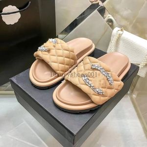 Sandaldesigner Sandaler glider på utan bakre band Kvinnor Summer Slide Mule Slide Flat Shoes 100% Real Leather Quilted Leather Designer Sandal For Women 5.7 02