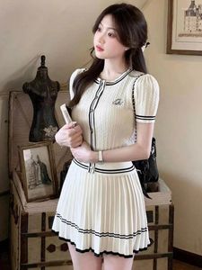 Vestidos de trabalho Duas peças conjuntos de tricotar as mulheres mangas curtas Mini saia plissada 2024 Coréia moda elegante verão casual terno doce