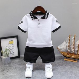 Kläder sätter baby pojke sommarkläder koreansk mode vridning krage t-shirts toppar och shorts två stycken spädbarn outfits barn träningssuits