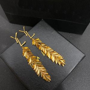 Designer Luxury 18k Gold-Plated Earrings Luxurious Design Temperament Charm Womens Exclusive Earrings High-kvalitet Butikgåvor Födelsedagspresenter örhängen