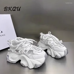 Sapatos casuais bkqu grossa soled papai muffin 2024 malha respirável todos combinam para aumentar os esportes de homem pequeno