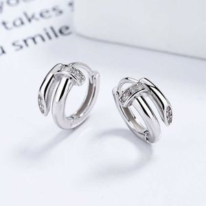 Modna konstrukcja z zakrzywionymi kolczykami w stylu paznokci srebrne diamentowe paznokcie małe i wykwintne damskie ucho