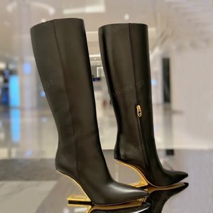 Vinter ny svart äkta läder spetsiga tår Zip Tall Boot Knee Boots Gold Metal Carved Heel Luxury For Women Luxury Designer Brand Fashion Boots Factory Factwear