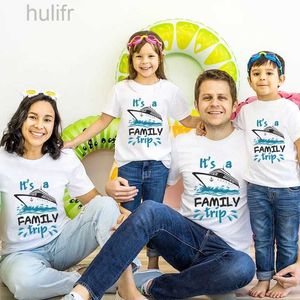 Familjsmatchande kläder Det är en familjetur T -shirt Familjesemester Tshirt Summer Matching Outfits Family Cruise T Shirt 2023 Pappa Mom Kids Clothes D240507