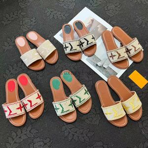 Supper Slowers Sandals Sandals Znany projektant Zamknij it płaski muł Sandles Sandał Sandał Letni Shake Flats Mules Patent skórzane sandale haftowe Flipflops Buty 01