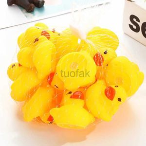 Игрушки для ванны 100 шт./Лоты скрипучие резиновая утка Duck Duck Toys Toys Baby Shower Toys для детей День Рождения о день рождения бесплатная доставка D240507