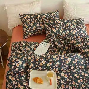 Bettwäsche Sets Romantische Bettwäsche Blumener-Ins-Stil Down Duvet Cover Flachbettblatt mit Kissenbezug Königin der Blätter in voller Größe Jungen und Mädchen koreanische Bettwäsche J240507